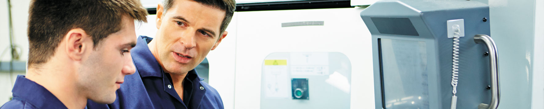 EZU Mitarbeiter an CNC-Maschine